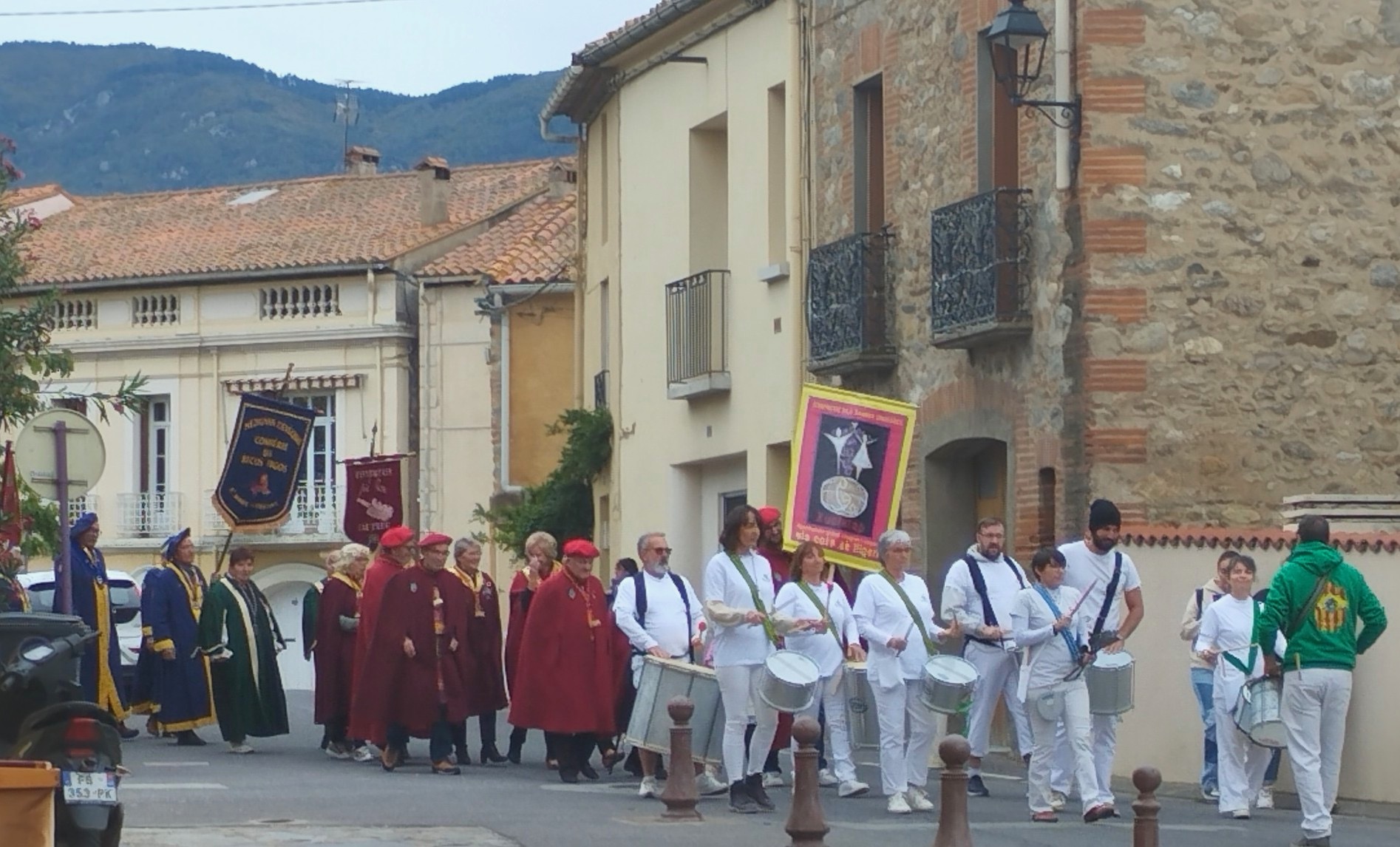 La Confrérie des Vinaigre Xuclata à fait appel à Catala que ta pour animer son défiler dans les rues de St Génis des fontaines ! 