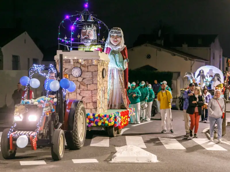 Entre percussions, lumières et défilé nocturne, Théza a vibré au rythme de Catalá Que Tá