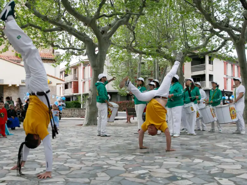 Entre percussions, lumières et défilé nocturne, Théza a vibré au rythme de Catalá Que Tá