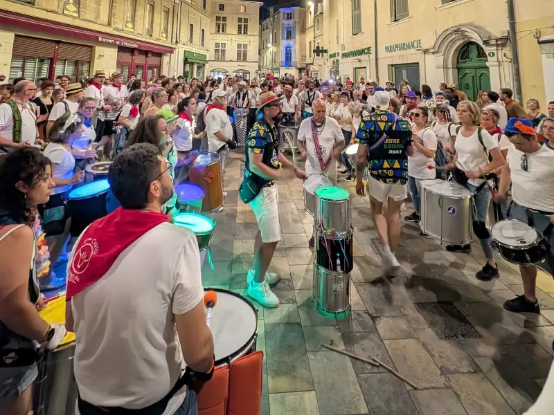 Jimmy anime les férias de Nimes avec énergie : percussions brésiliennes, déambulations festives et ambiance garantie dans les rues !
