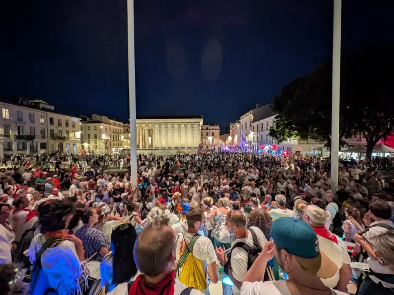 Jimmy anime les férias de Nimes avec énergie : percussions brésiliennes, déambulations festives et ambiance garantie dans les rues !