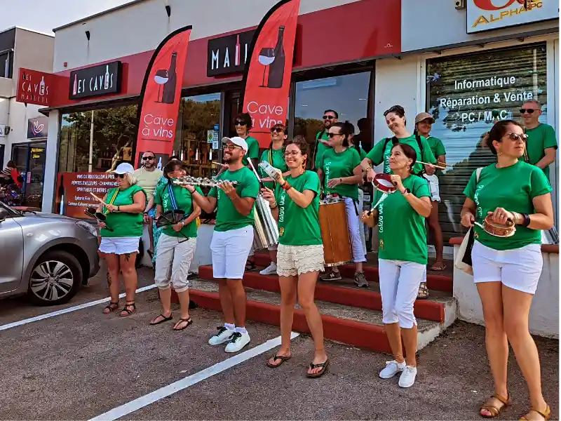 Le 21 juin, Catalá Que Tá a animé la Fête de la Musique à Argelès-sur-Mer avec 15 percussionnistes. Déambulations, ambiance festive et rythmes brésiliens au cœur du village et à la plage.