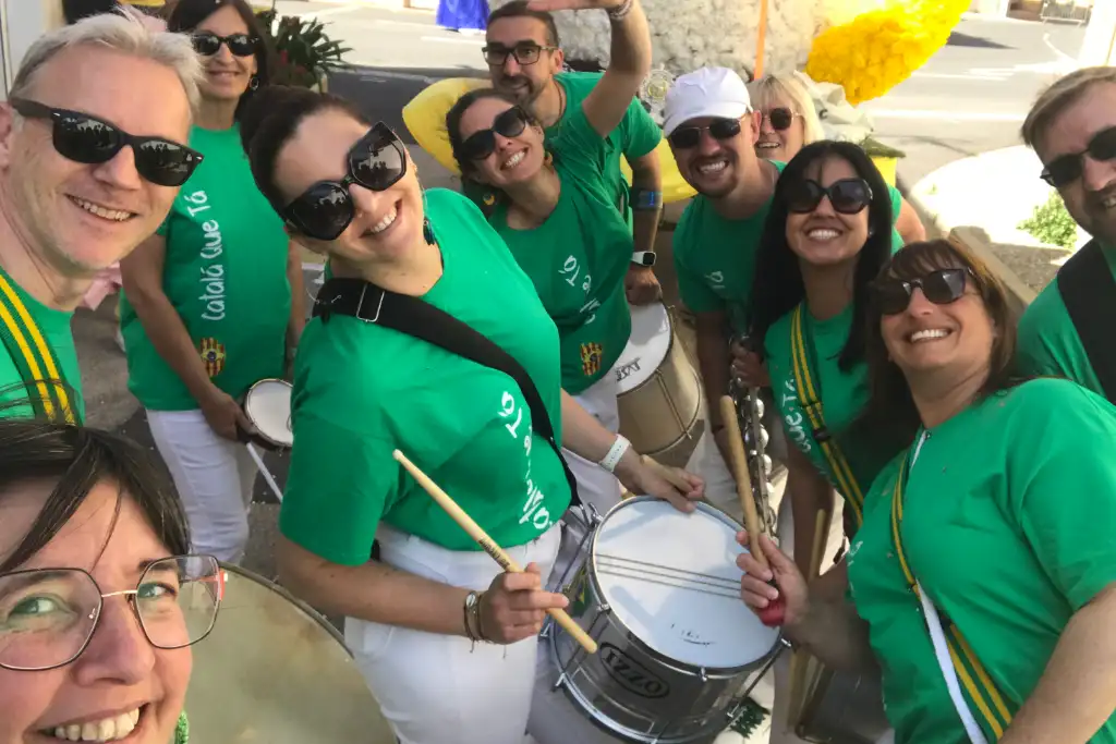Carnaval des Nin's Brouilla : cortège au son du Samba dans les rues de Brouilla pour accompagner les enfants déguisés.