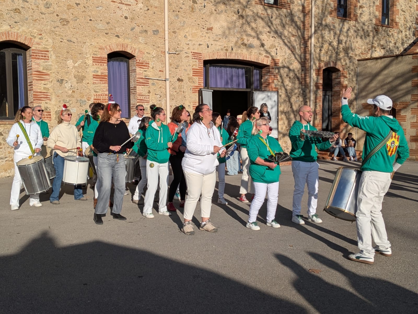 Déambulation musicale dans les rues du village : Notre prestation a débuté par un défilé au départ de la place Jean-Rolland, cœur du marché de Noël