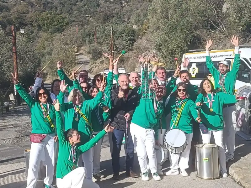 La Course des Lézards, c’est bien plus qu’une épreuve sportive : c’est une rencontre entre générations, une célébration locale et un clin d’œil à l’identité du village.