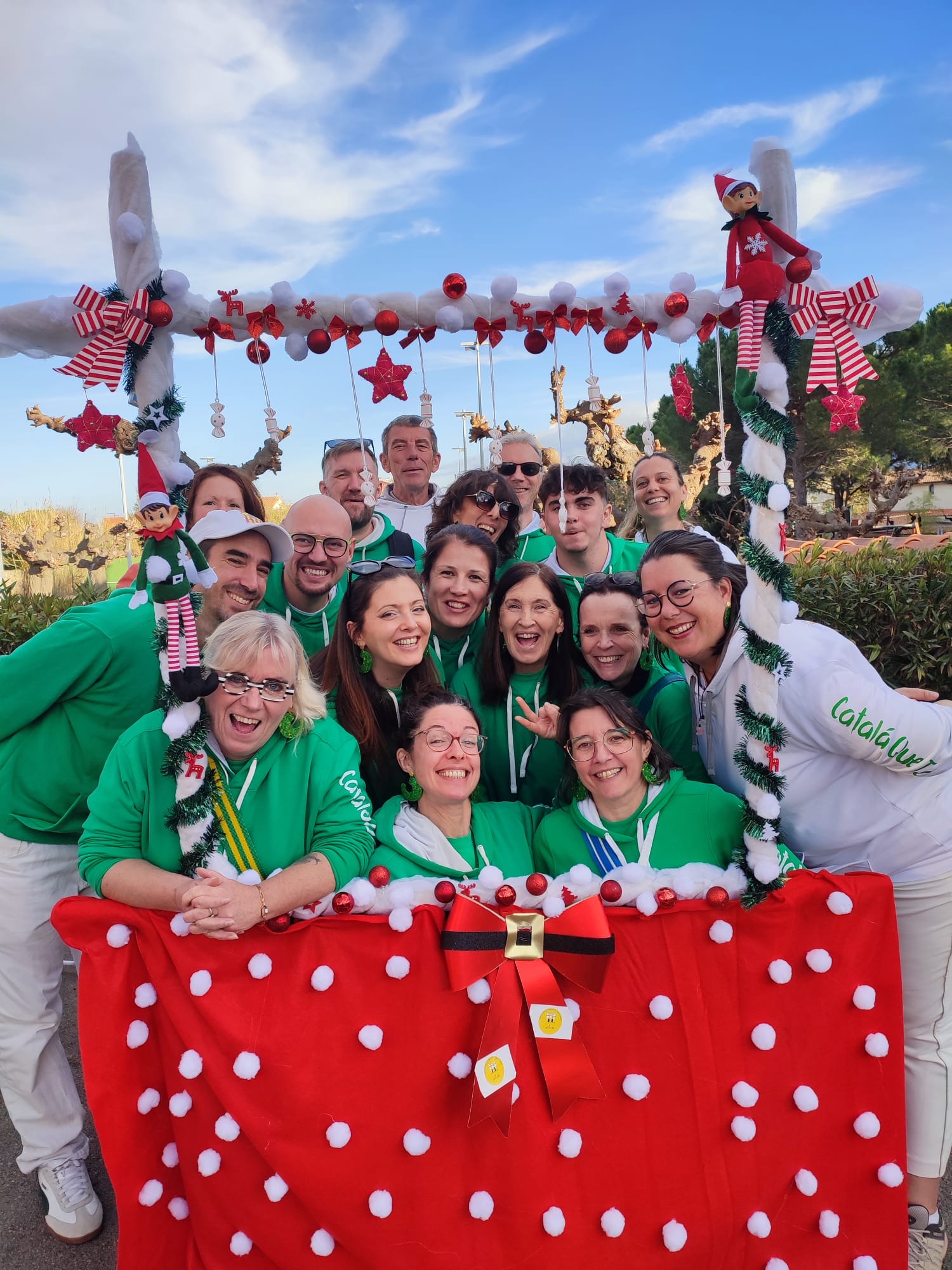 Déambulation musicale dans les rues du village : Notre prestation a débuté par un défilé au départ de la place Jean-Rolland, cœur du marché de Noël